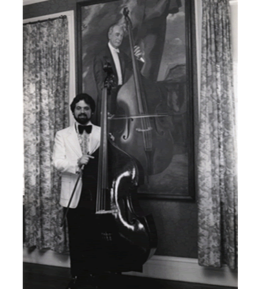 Gary Karr con un cuadro de Serge Koussevitzky